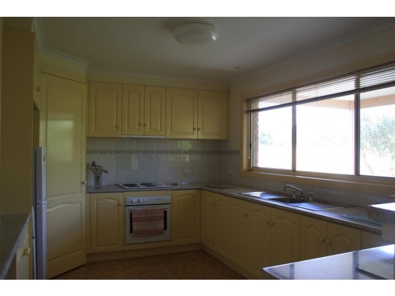 8 Currawong Road, Healesville VIC 3777