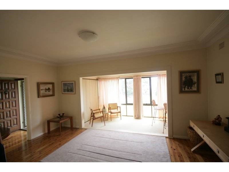 4 Grand View Parade, Lake Heights NSW 2502