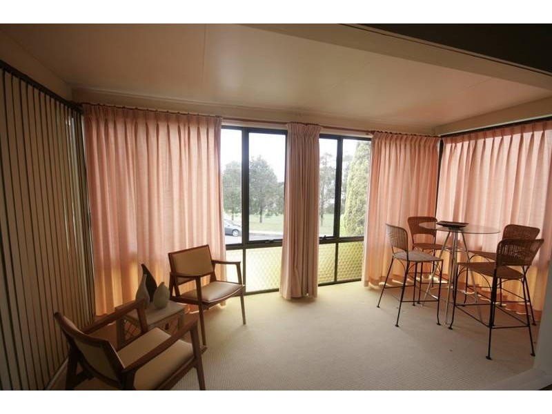 4 Grand View Parade, Lake Heights NSW 2502
