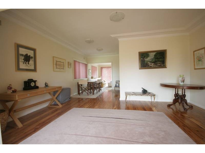 4 Grand View Parade, Lake Heights NSW 2502