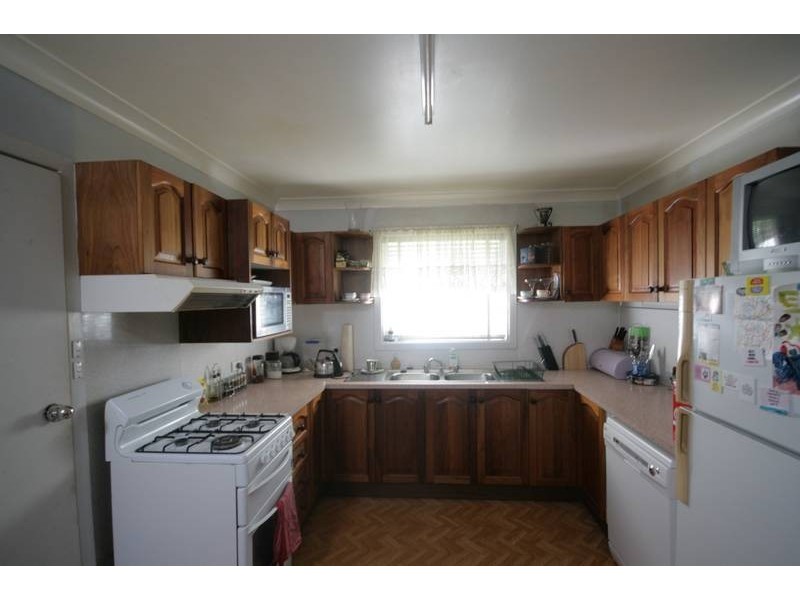 4 Adams Ave, Unanderra NSW 2526