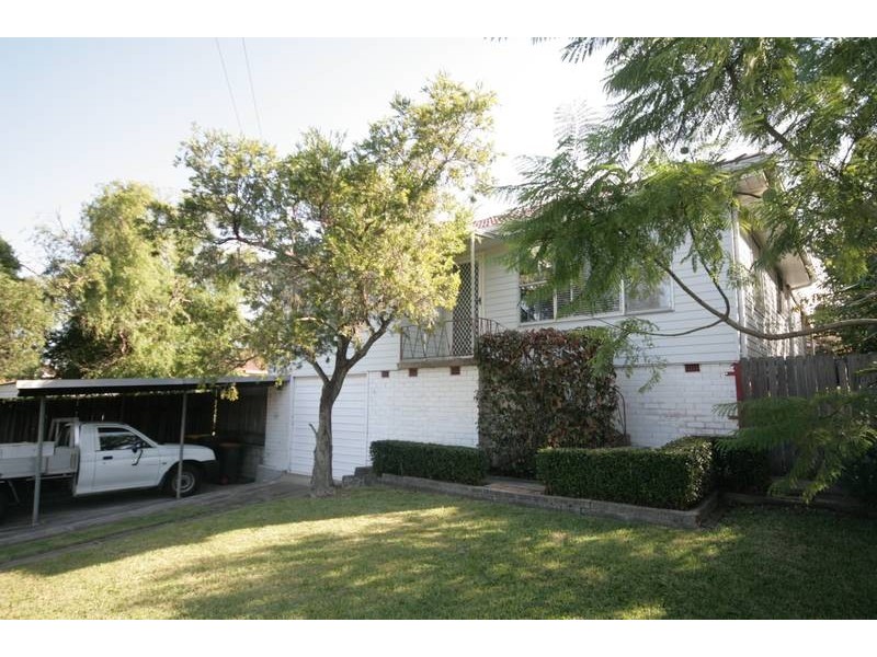 4 Adams Ave, Unanderra NSW 2526