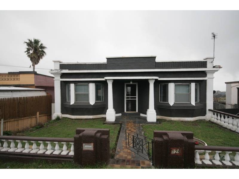 124 Flagstaff Road, Lake Heights NSW 2502