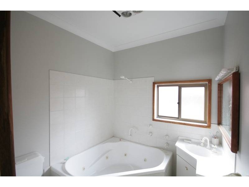 29 Northcliffe Drive, Lake Heights NSW 2502