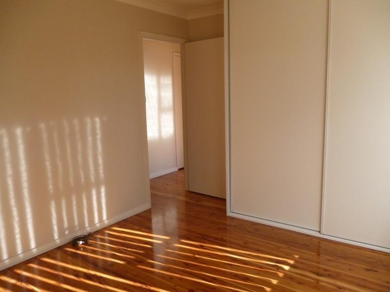 83 Weringa Avenue, Lake Heights NSW 2502