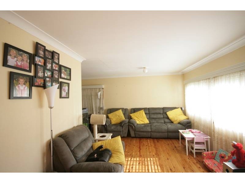 17 Blackman Parade, Unanderra NSW 2526