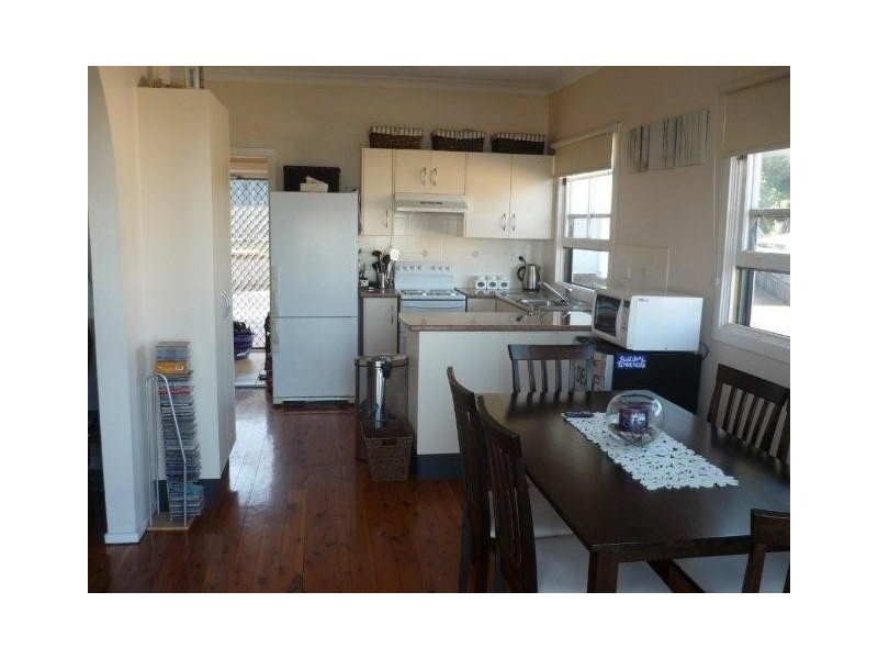 292 Northcliffe Drive, Lake Heights NSW 2502