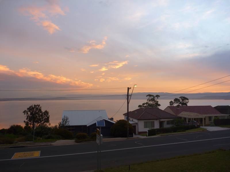292 Northcliffe Drive, Lake Heights NSW 2502