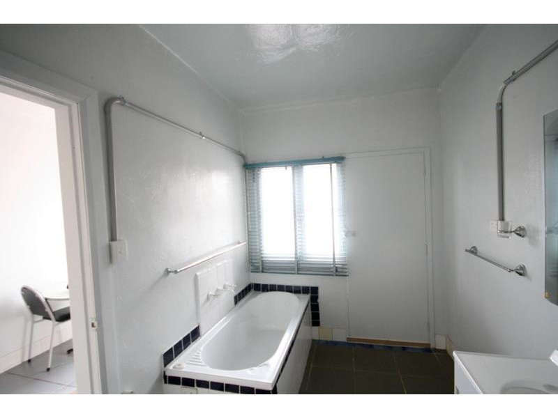 2/124 Flagstaff Road, Lake Heights NSW 2502