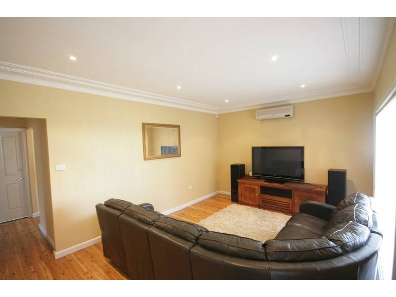 12 Beatus Street, Unanderra NSW 2526