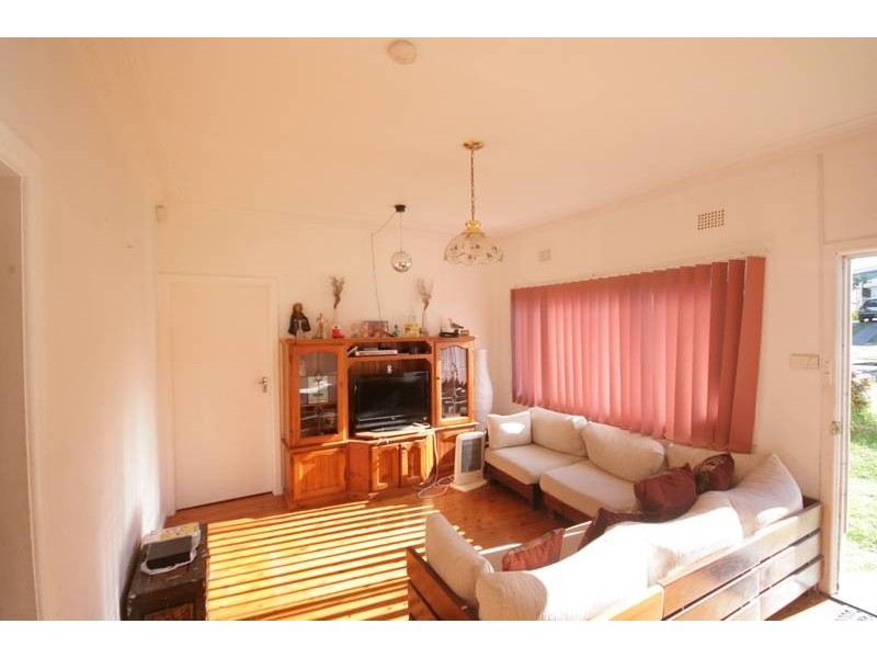 69 Blackman Parade, Unanderra NSW 2526