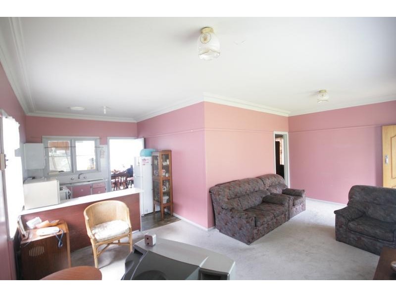 13 Beveles Ave, Unanderra NSW 2526