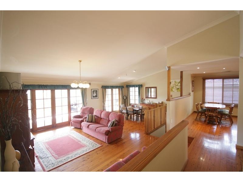 24 Koombala Grove, Cordeaux Heights NSW 2526