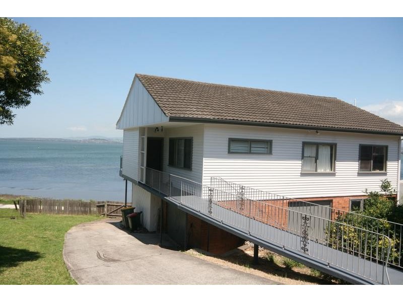 121 Northcliffe Drive, Lake Heights NSW 2502