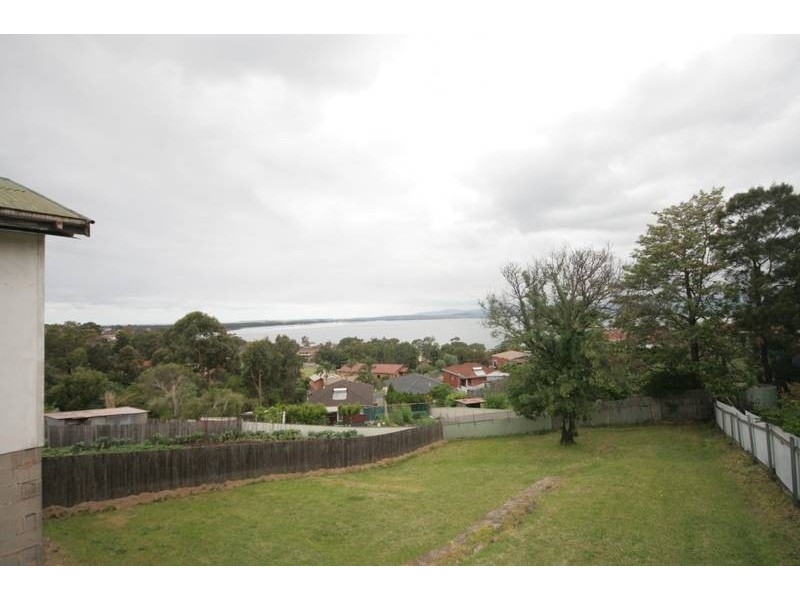 18 Buena Vista Ave, Lake Heights NSW 2502