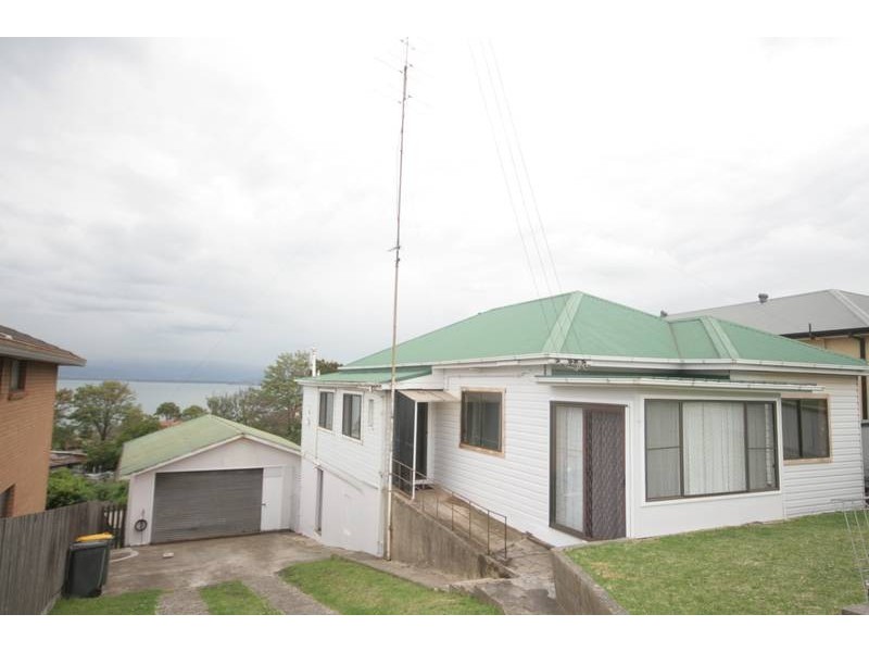 18 Buena Vista Ave, Lake Heights NSW 2502