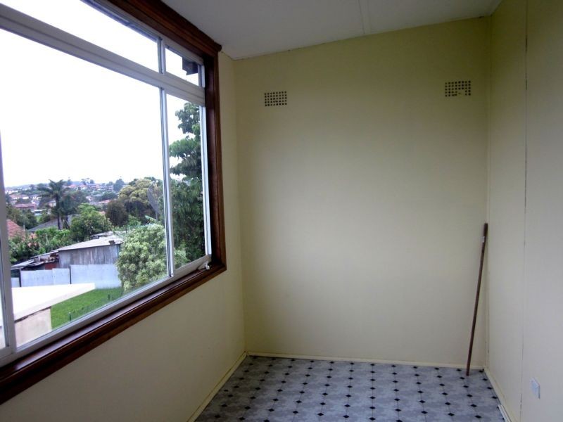 41 Lake Heights Road, Lake Heights NSW 2502