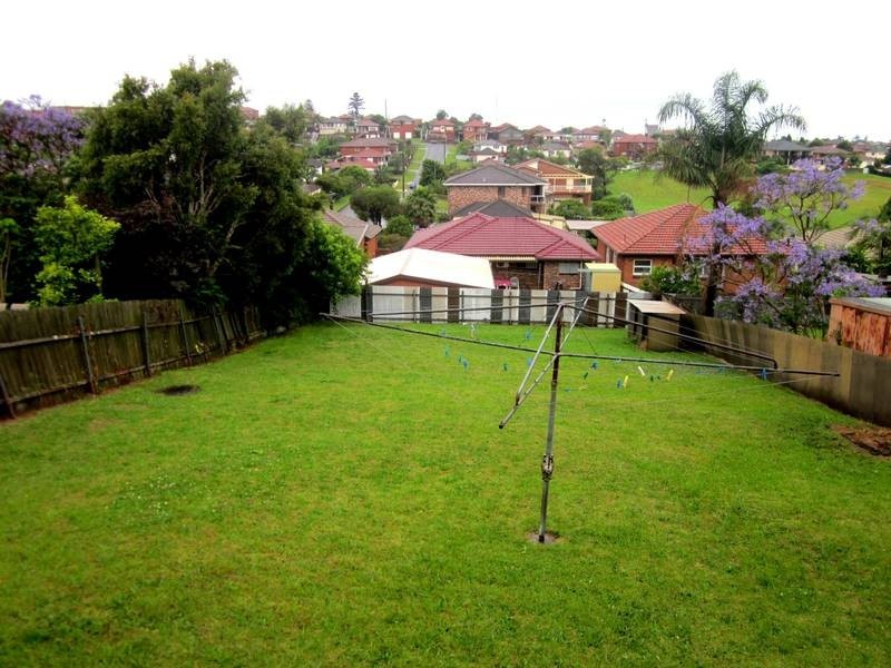 41 Lake Heights Road, Lake Heights NSW 2502