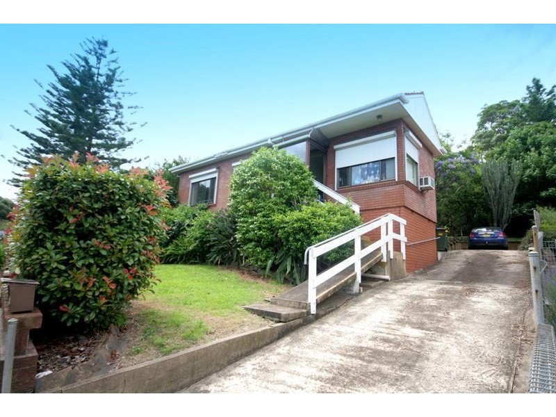 374 Northcliffe Drive, Lake Heights NSW 2502