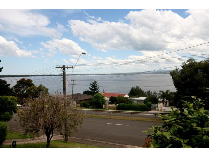 374 Northcliffe Drive, Lake Heights NSW 2502