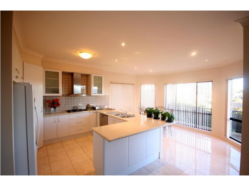 115 Shearwater Drive, Lake Heights NSW 2502