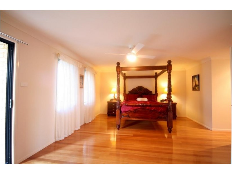 115 Shearwater Drive, Lake Heights NSW 2502