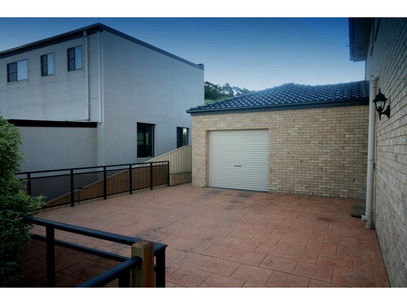 115 Shearwater Drive, Lake Heights NSW 2502
