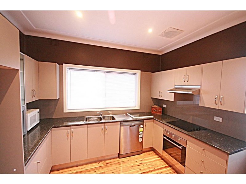 189 Flagstaff Road, Lake Heights NSW 2502