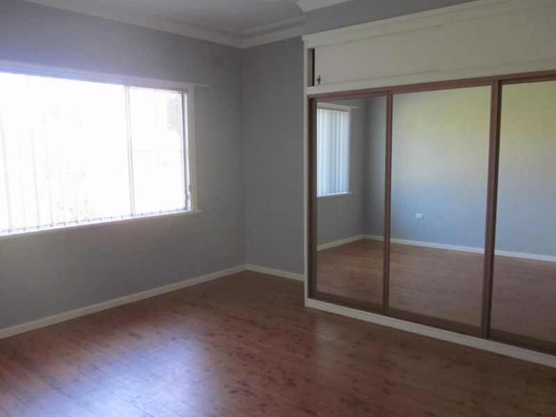 58 Cummins St, Unanderra NSW 2526