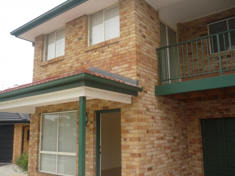 33C Chisholm Rd, Lake Heights NSW 2502