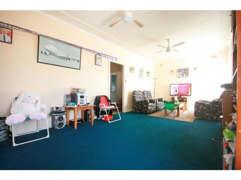 23 Blackman Parade, Unanderra NSW 2526