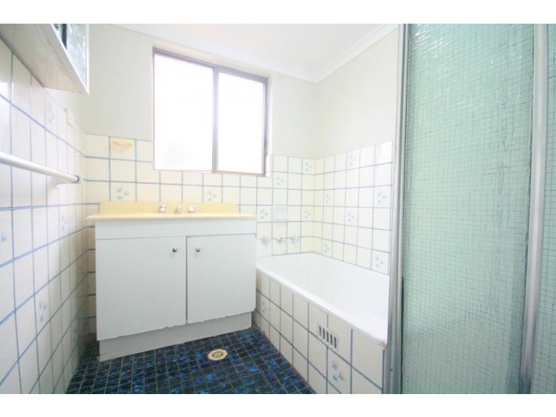 2/15 Melinda Grove, Lake Heights NSW 2502