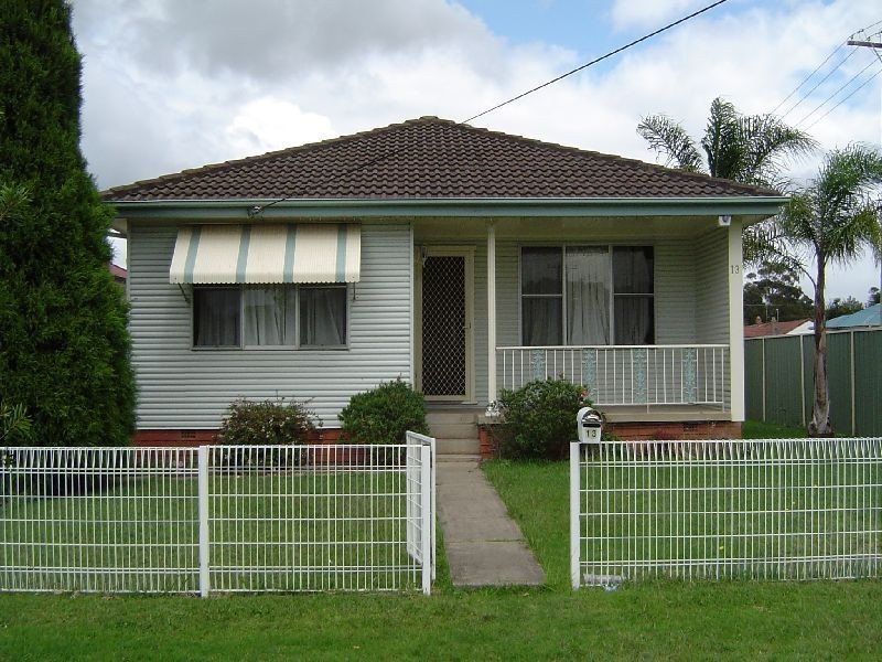 13 Fraser Street, Unanderra NSW 2526