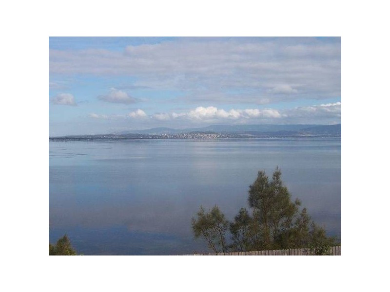 Northcliffe Drive, Lake Heights NSW 2502