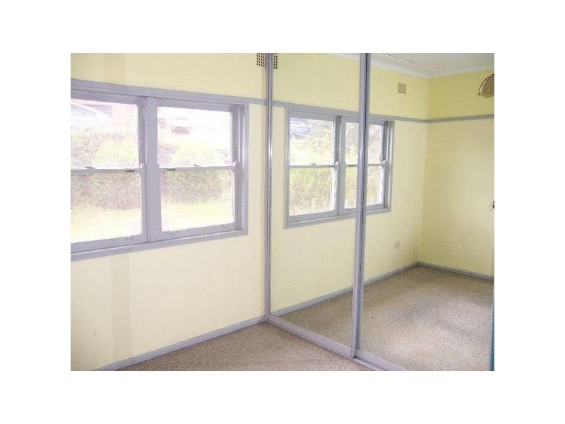 Northcliffe Drive, Lake Heights NSW 2502