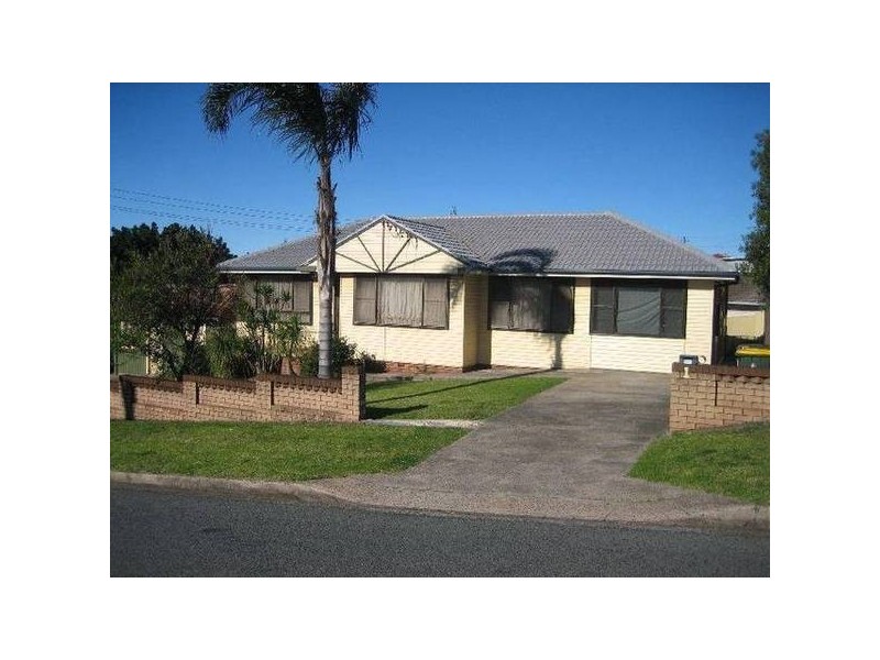 1 Derowie Crescent, Lake Heights NSW 2502