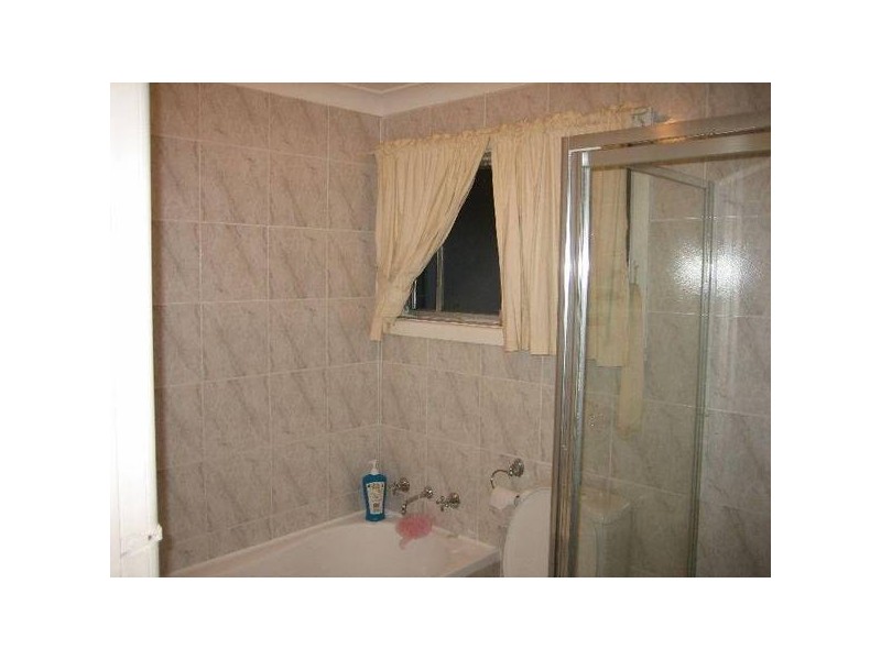 33 Beveles Ave, Unanderra NSW 2526