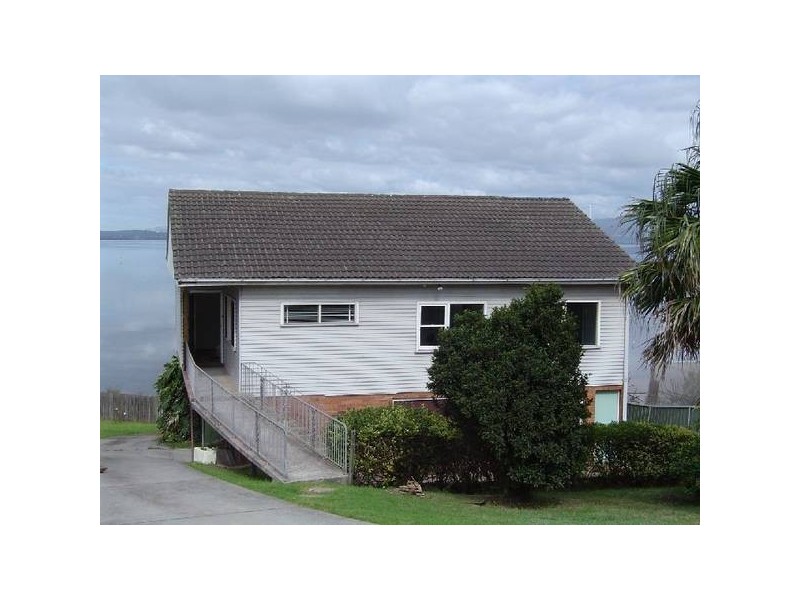 121 Northcliffe Drive, Lake Heights NSW 2502