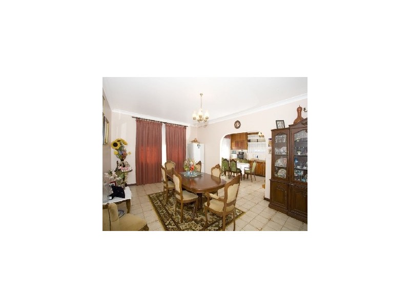 27 Beveles Ave, Unanderra NSW 2526