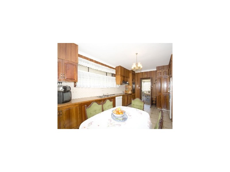 27 Beveles Ave, Unanderra NSW 2526