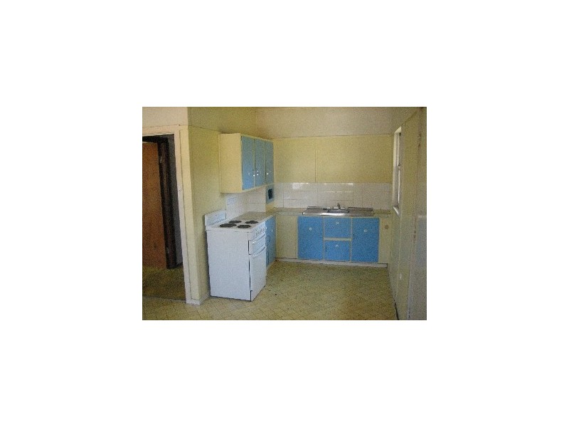 17 Central Rd, Unanderra NSW 2526