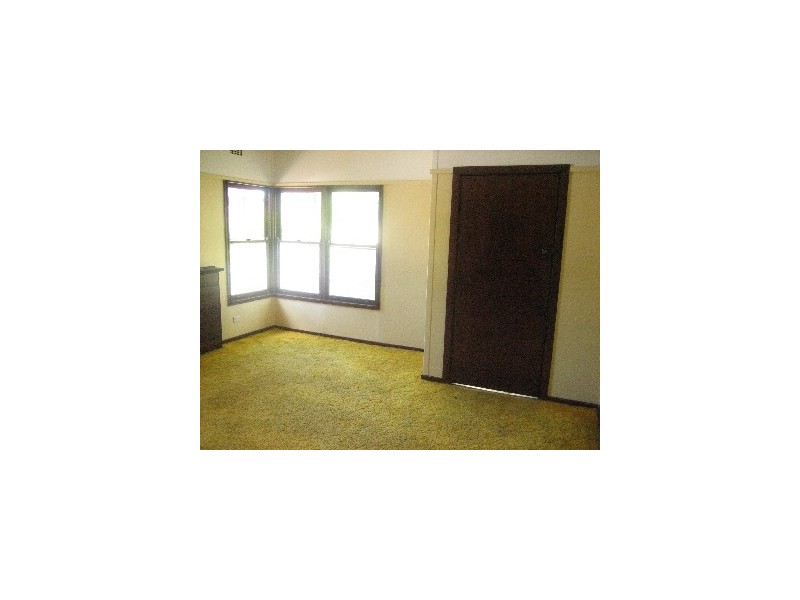 17 Central Rd, Unanderra NSW 2526