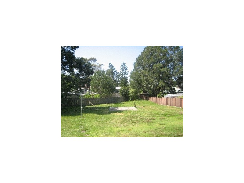 17 Central Rd, Unanderra NSW 2526