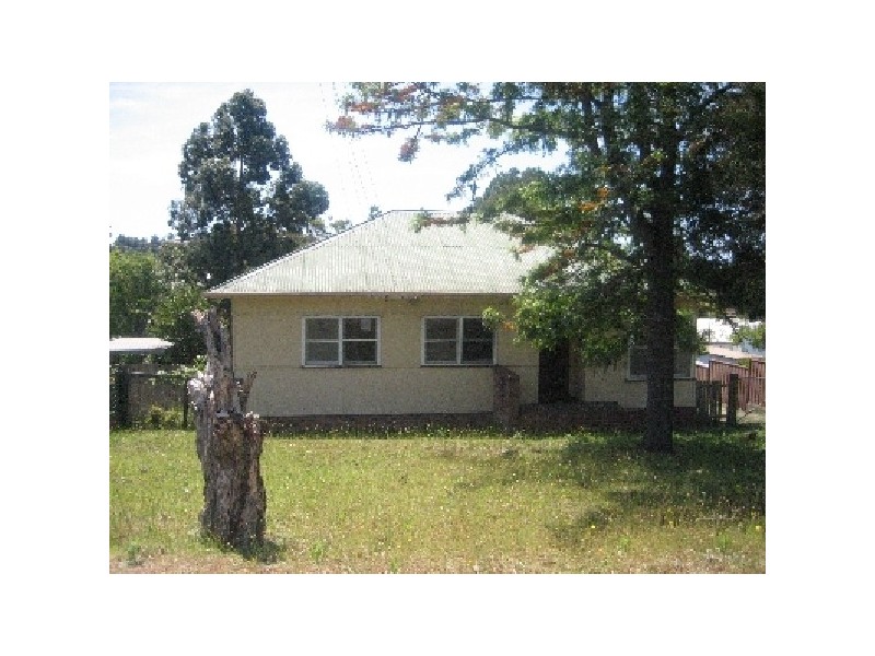 17 Central Rd, Unanderra NSW 2526