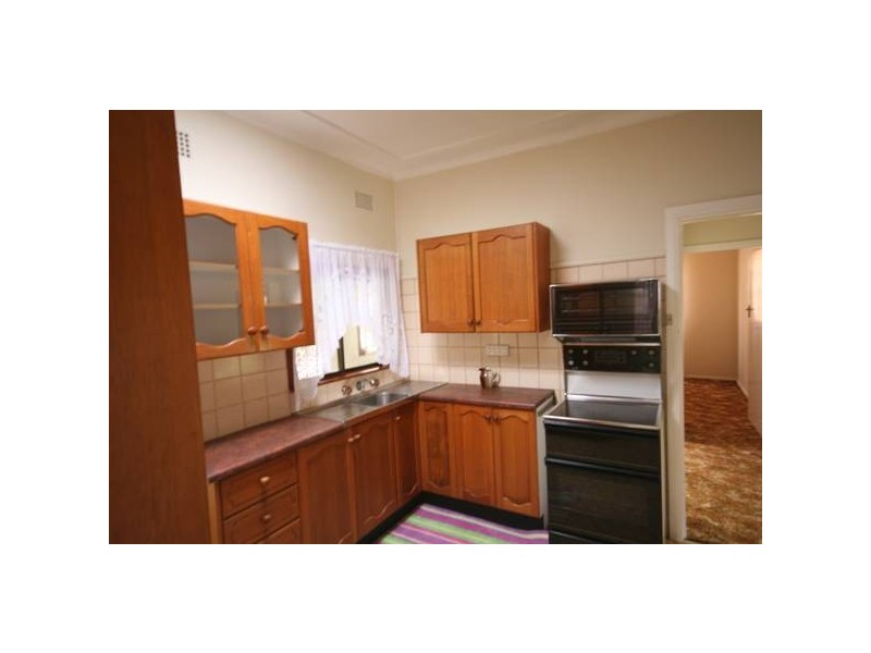 4 Grandview Parade, Lake Heights NSW 2502
