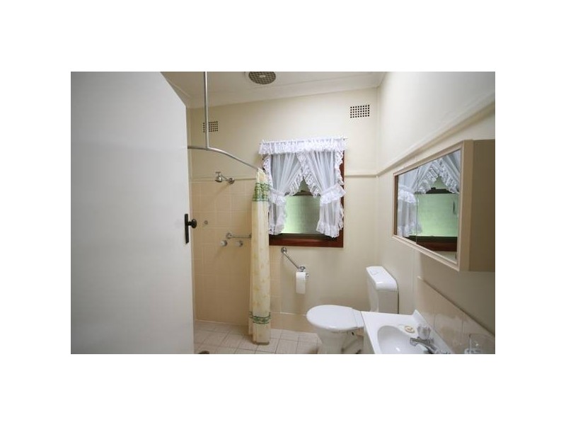 4 Grandview Parade, Lake Heights NSW 2502