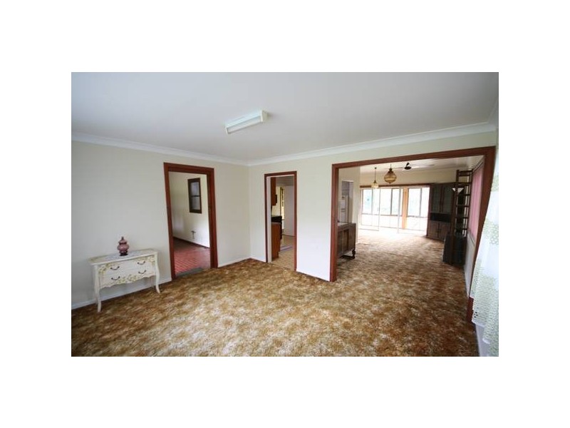 4 Grandview Parade, Lake Heights NSW 2502