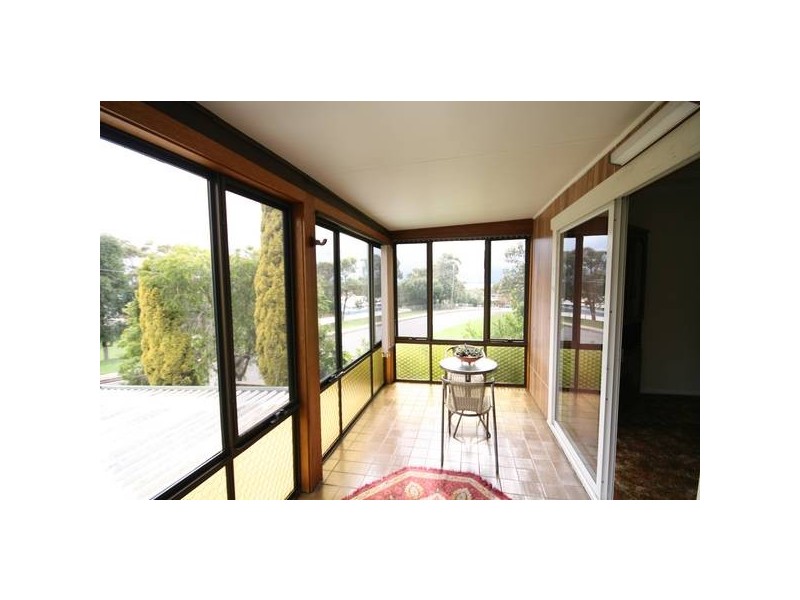 4 Grandview Parade, Lake Heights NSW 2502