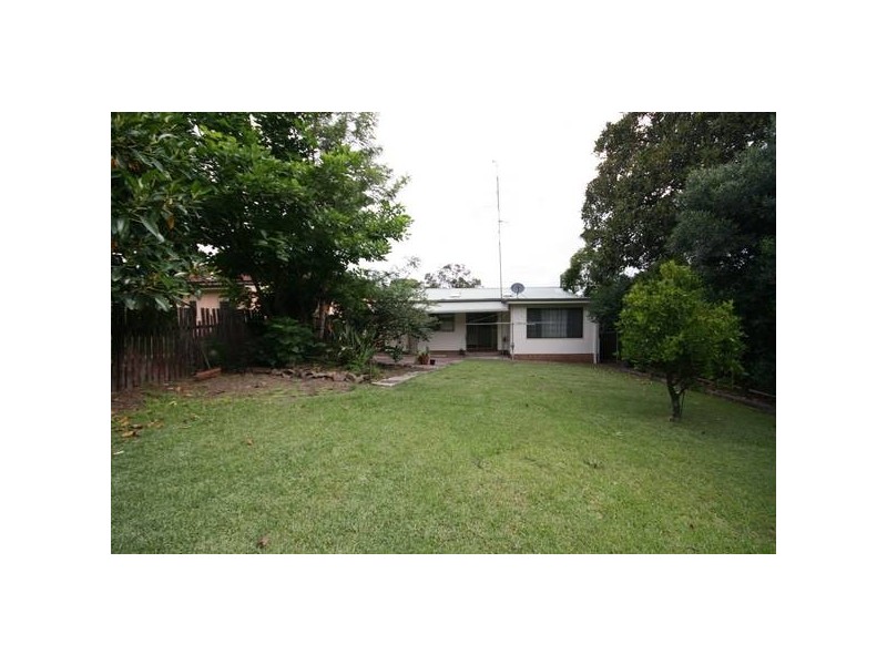 4 Grandview Parade, Lake Heights NSW 2502
