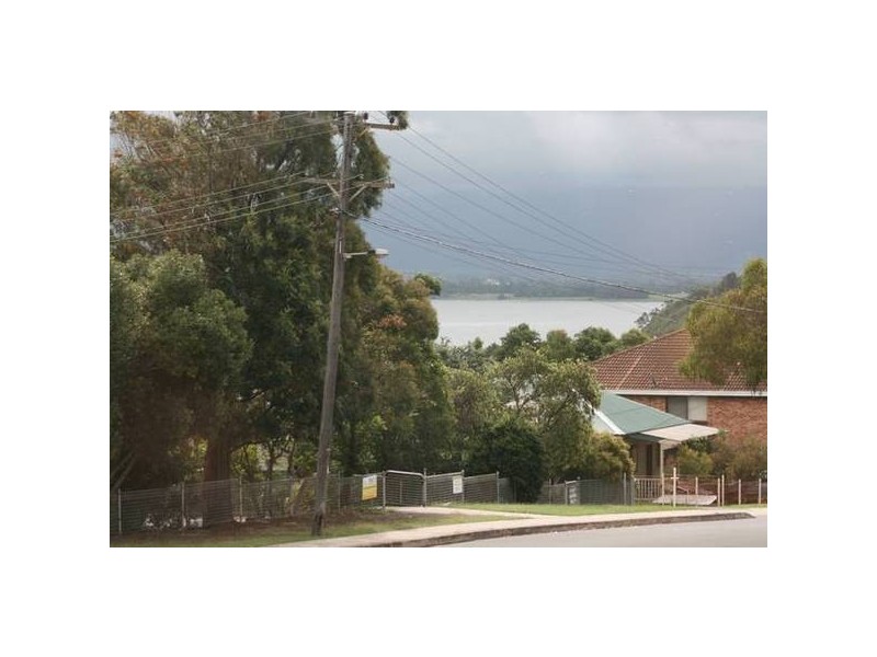 4 Grandview Parade, Lake Heights NSW 2502